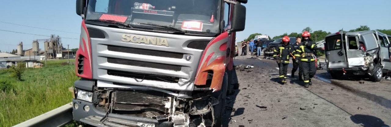 На Львівщині перекрили рух трасою Київ - Чоп через ДТП: вантажівка зіткнулася з трьома легковиками, - ФОТО