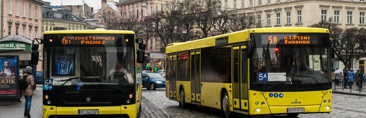 Львівʼянам пояснили, чи можна у транспорті здійснювати посадку через усі двері