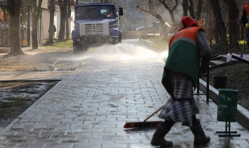 У Львові комунальна техніка щодня поливає вулиці, газони і квіти