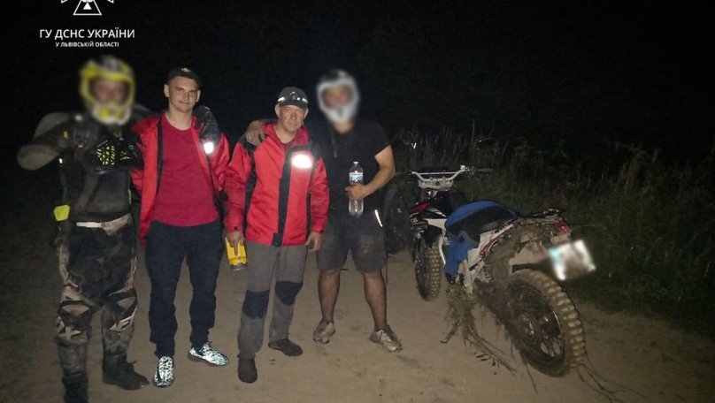 На Львівщині розшукали двох чоловіків, які заблукали у лісі