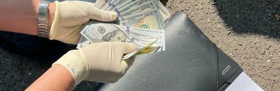 Зламали систему: посадовців у Львові спіймали на спробі давати хабар щомісяця