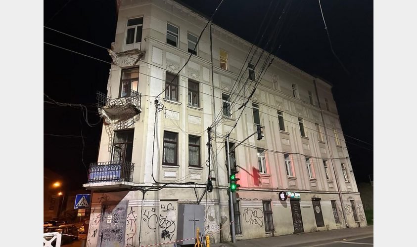 Смертельне руйнування балкону у Львові: загинув чоловік, - ФОТО