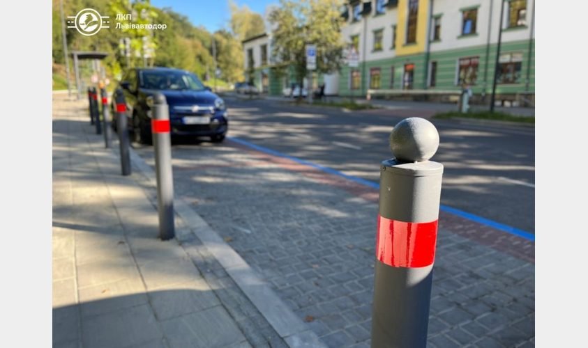 На вулиці Пилипа Орлика розпочали облаштувати антипаркувальні стовпці