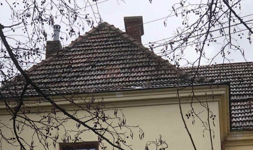 Дах гуртожитку, пошкодженого на Львівщині 