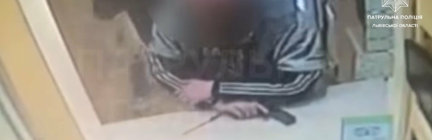 Пограбування зі зброєю у Львові: патрульні затримали підозрюваного, - ВІДЕО