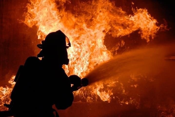Поблизу Львова під час пожежі на горищі будинку літня жінка отримала опіки