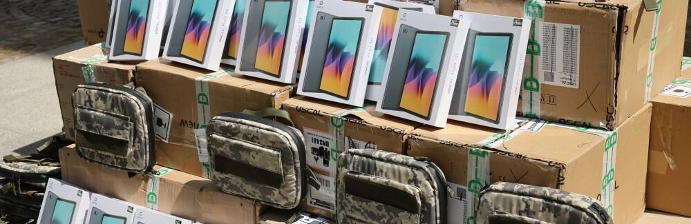 Гаджети для фронту: Львів передав захисникам країни 200 планшетів, - ВІДЕО