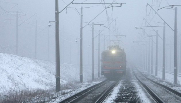На Львівщині через негоду запізнюються потяги 
