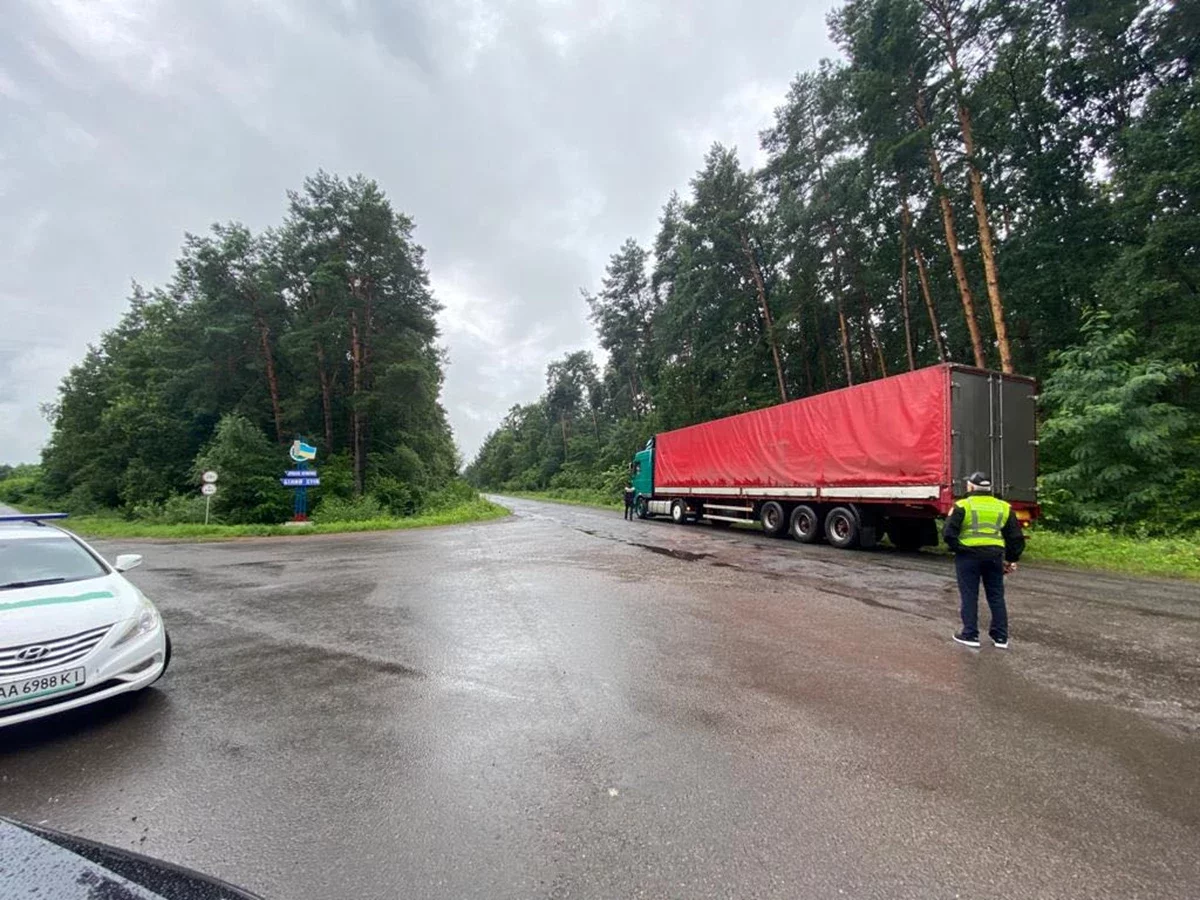 На Львівщині дороги руйнуються вантажівками, які порушують норми перевезення – ОВА, - ФОТО