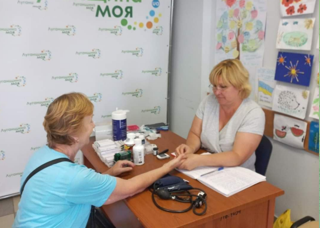 У Львові переселенці з Луганщини можуть отримати консультації психолога та кардіолога та зробити аналіз крові