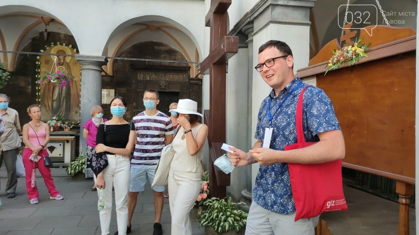 Назарій Лоштин проводить екскурсію, фото 032.ua Назарій Лоштин проводить екскурсію, фото 032.ua