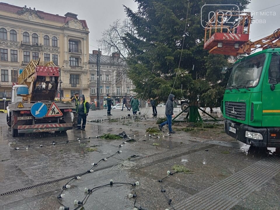 Головну ялинку Львова "роздягають"