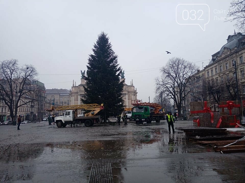 Перед Оперним театром розбирають головну ялинку Львова