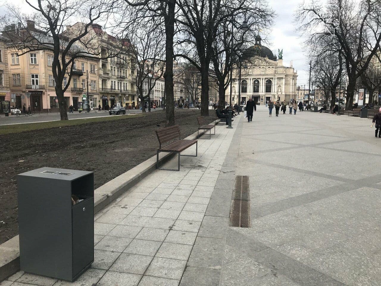 На проспекті Свободи облаштували нові лавки та урни, Фото: 032.ua