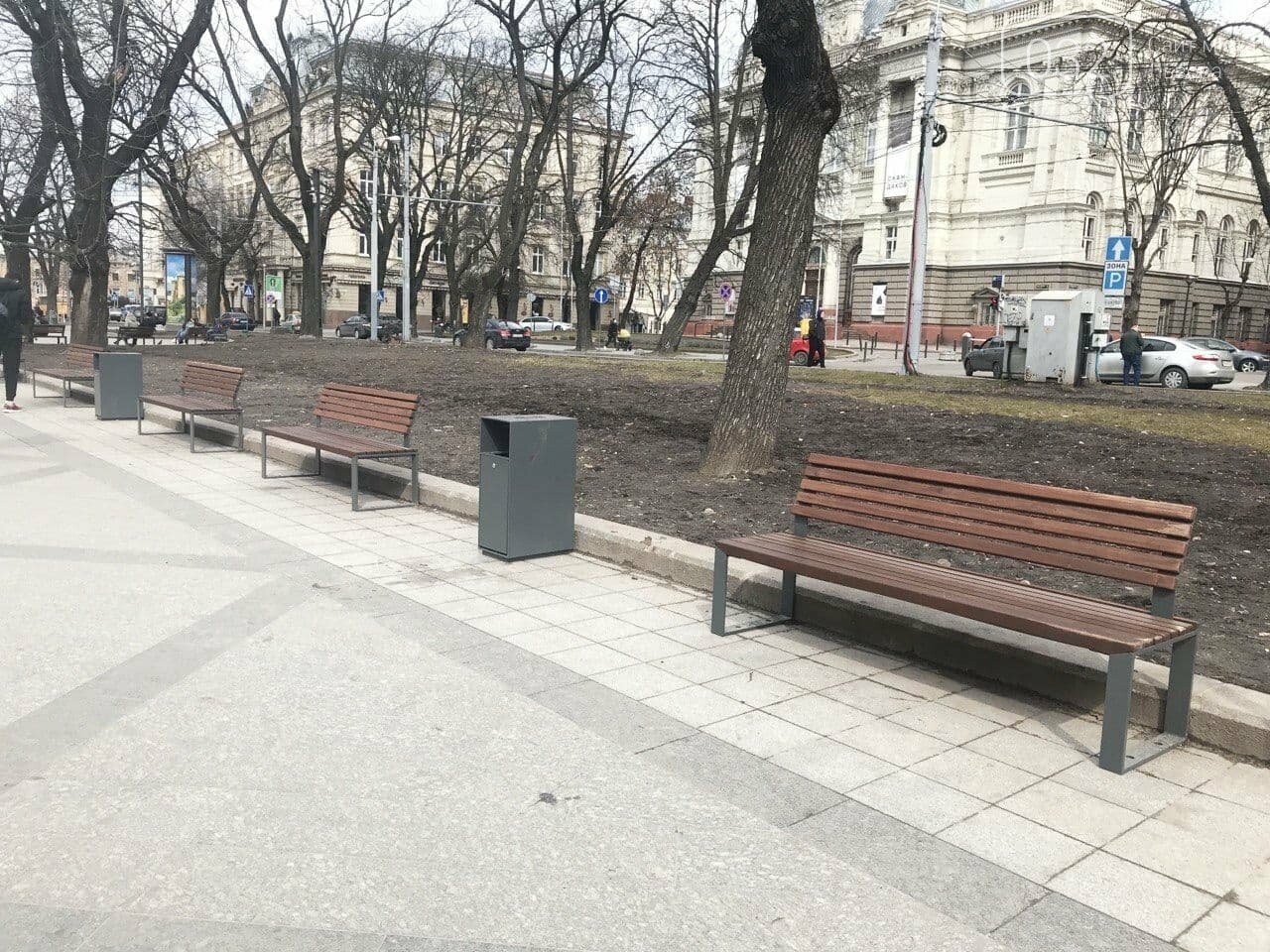 На проспекті Свободи облаштували нові лавки та урни, Фото: 032.ua