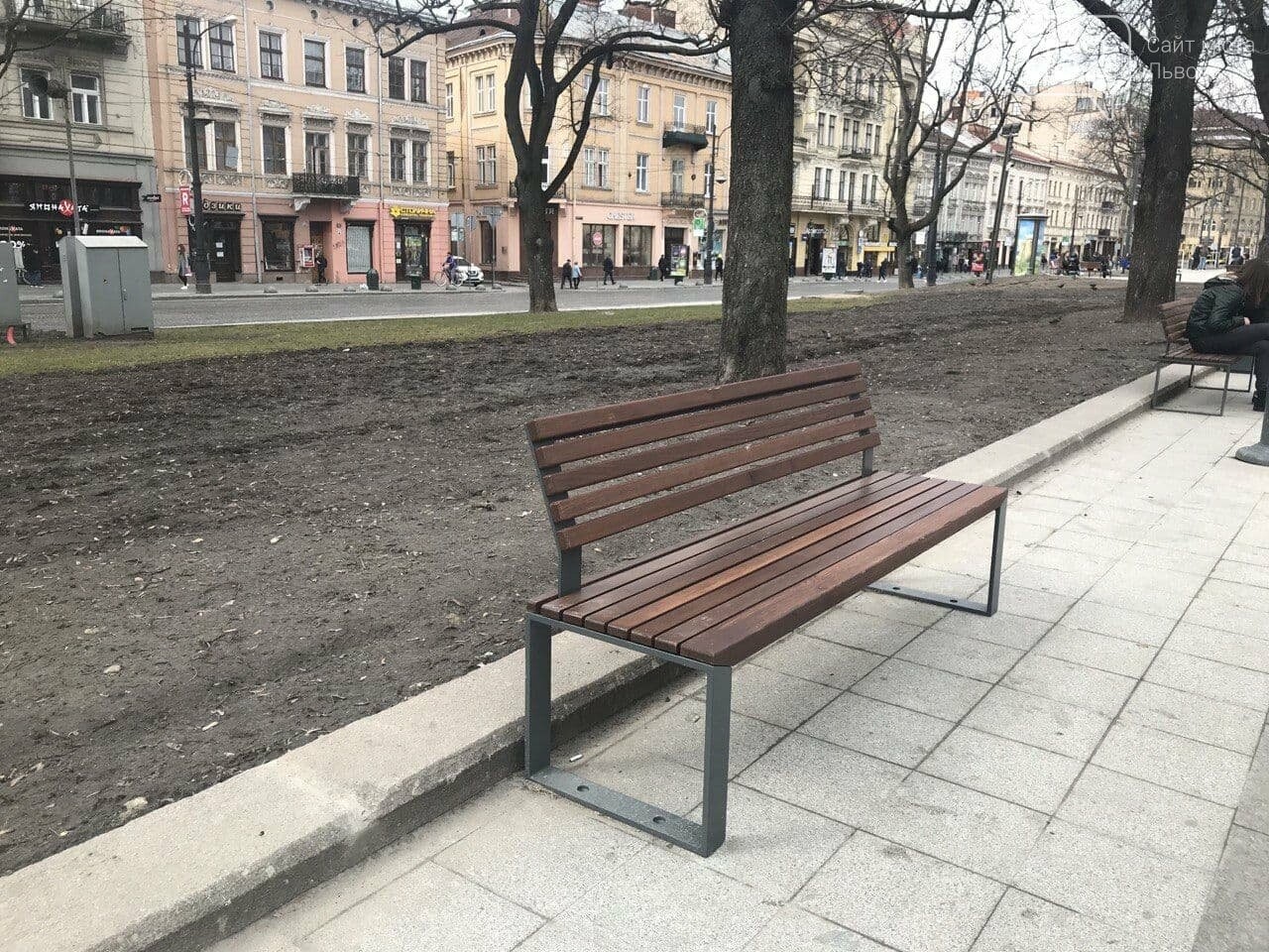 На проспекті Свободи облаштували нові лавки та урни, Фото: 032.ua