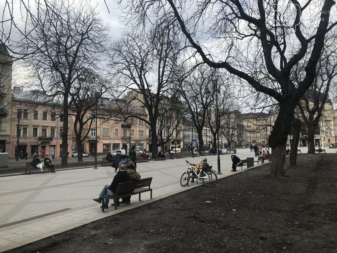 На проспекті Свободи облаштували нові лавки та урни, Фото: 032.ua
