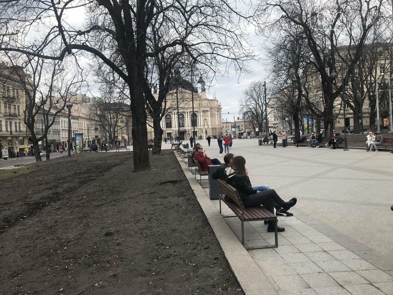 На проспекті Свободи облаштували нові лавки та урни, Фото: 032.ua