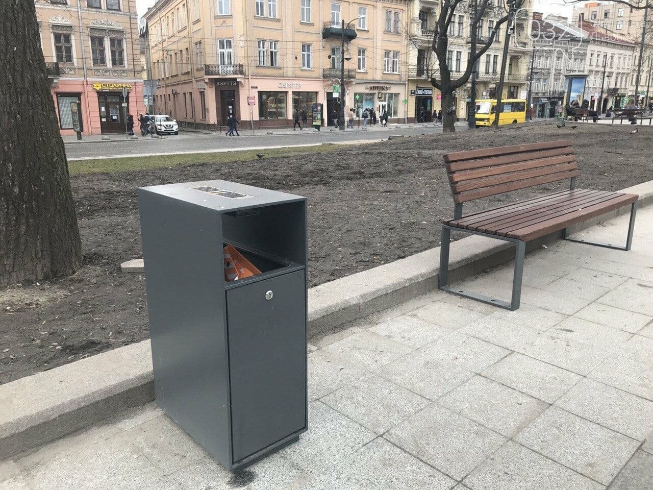 На проспекті Свободи облаштували нові лавки та урни, Фото: 032.ua