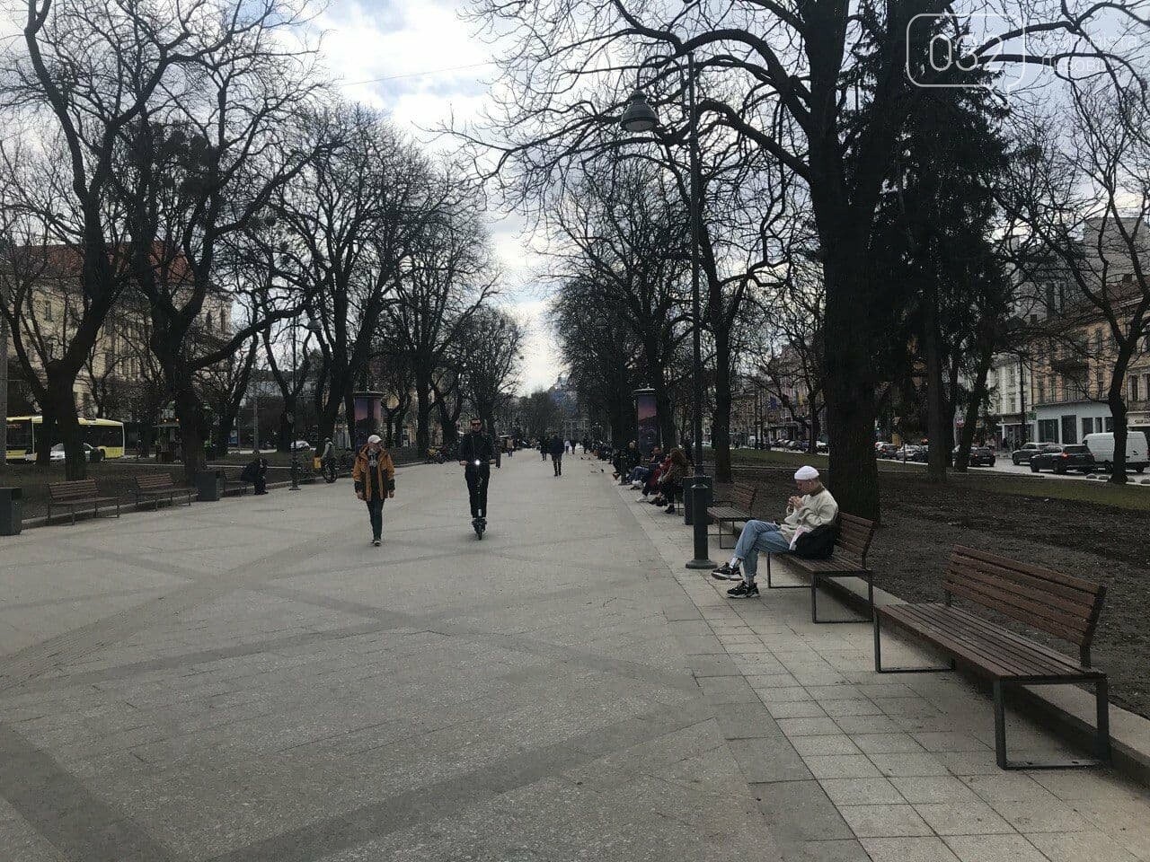 На проспекті Свободи облаштували нові лавки та урни, Фото: 032.ua
