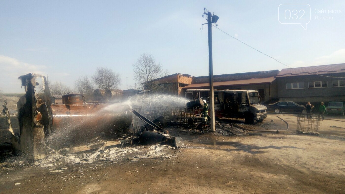 Вогонь знищив три автобуси