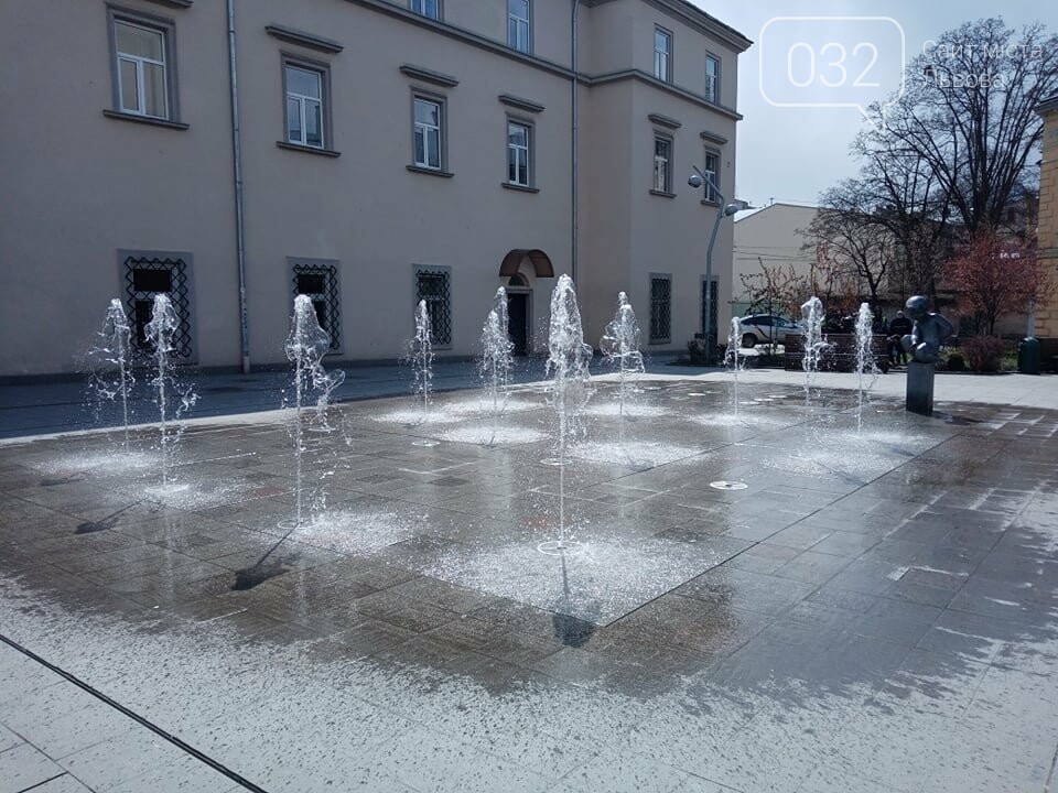 Фонтан на пл. Митній, Фото: 032.ua
