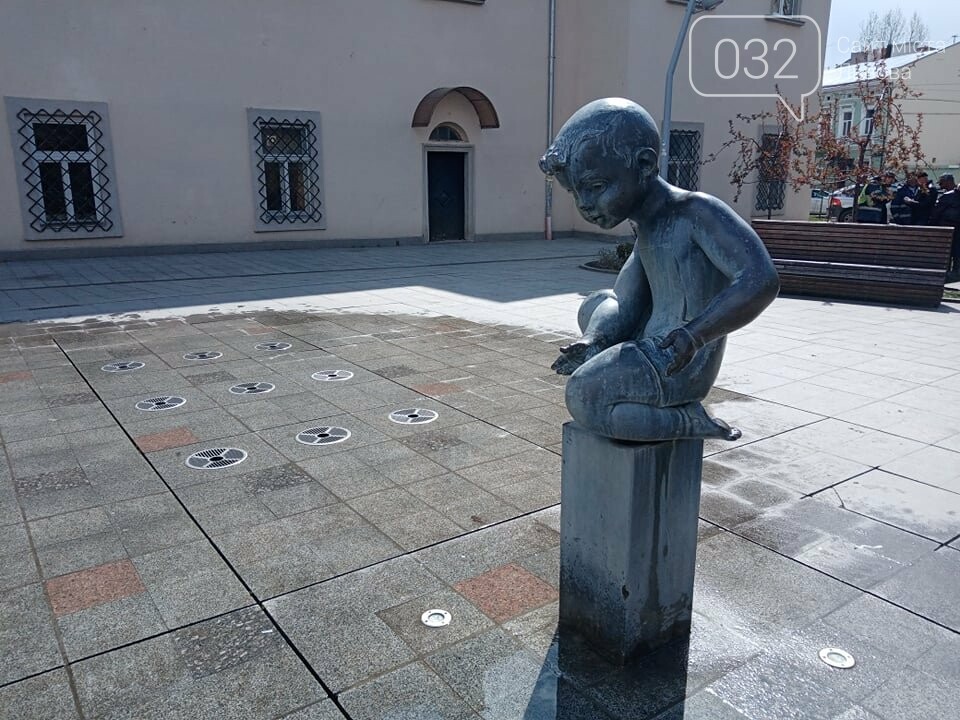 Фонтан на пл. Митній, Фото: 032.ua