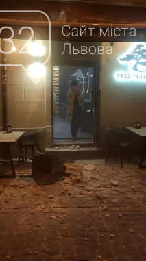 Брили впали просто на літній майданчик, Фото: 032.ua