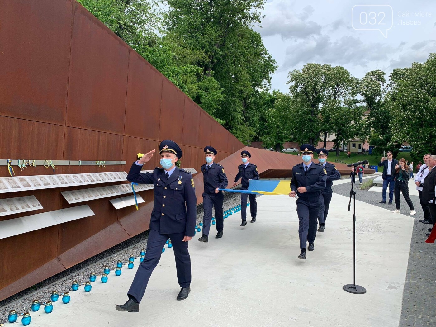 До Дня Героїв у Львові урочисто підняли державний прапор, Фото - 032.ua