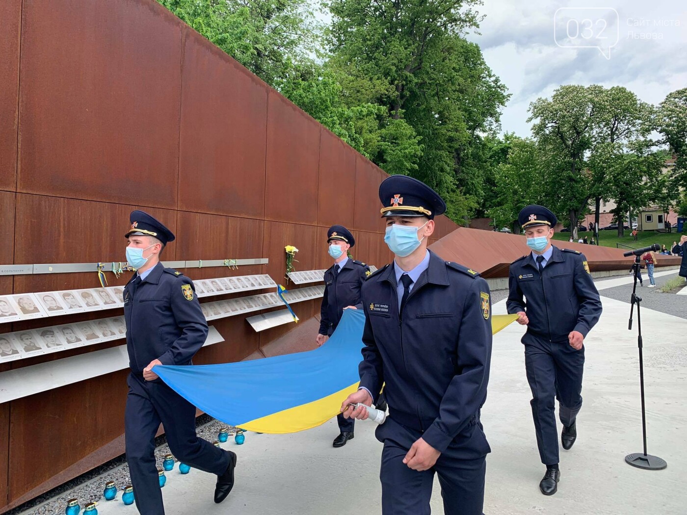 До Дня Героїв у Львові урочисто підняли державний прапор, Фото - 032.ua