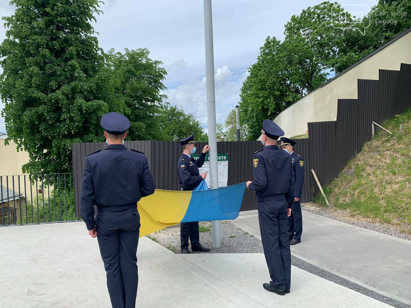 До Дня Героїв у Львові урочисто підняли державний прапор, Фото - 032.ua