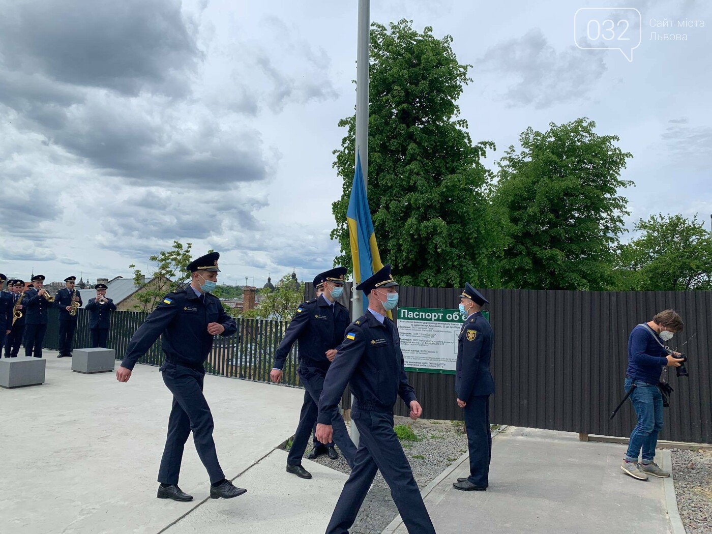 До Дня Героїв у Львові урочисто підняли державний прапор, Фото - 032.ua