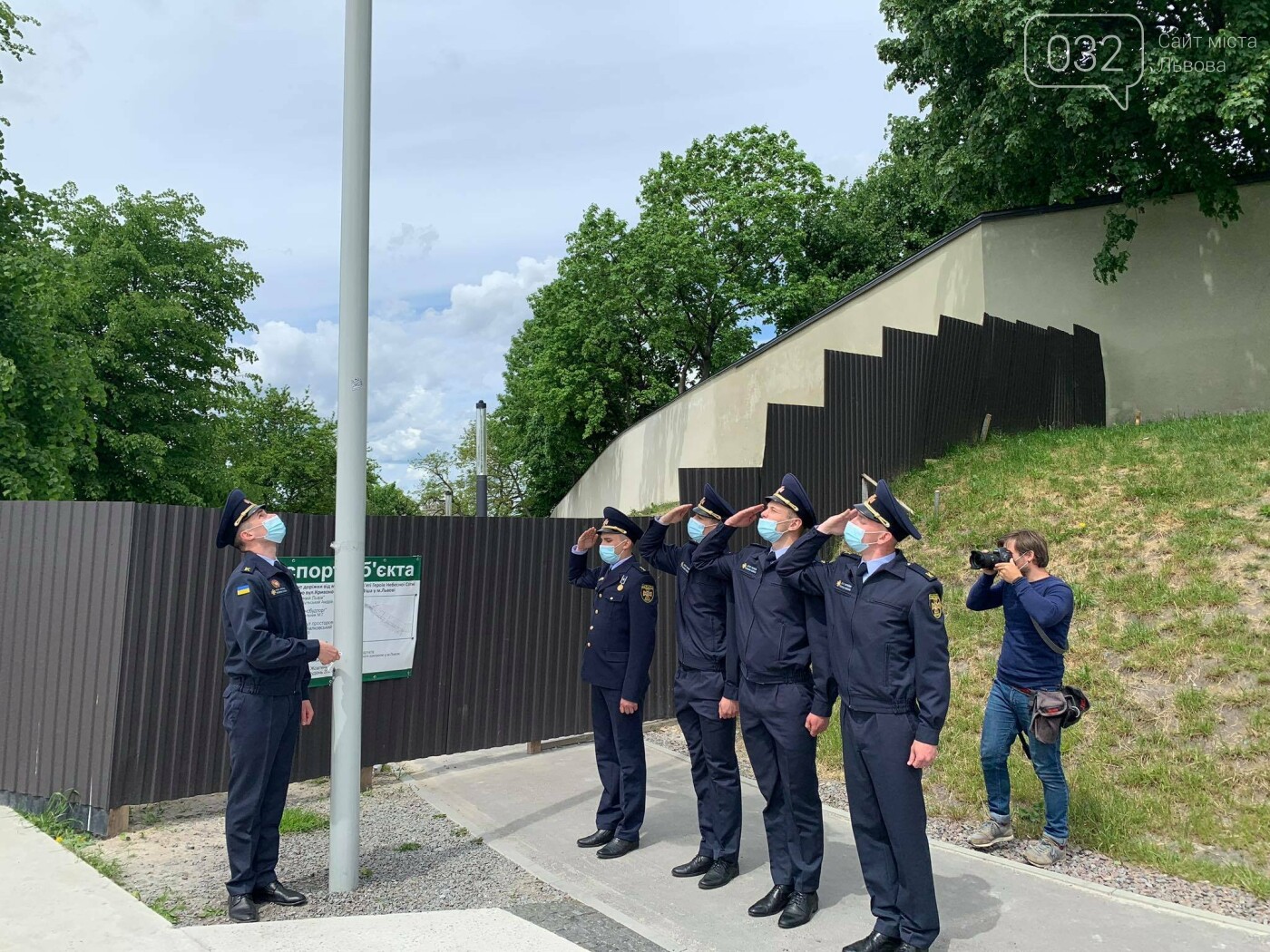 До Дня Героїв у Львові урочисто підняли державний прапор, Фото - 032.ua