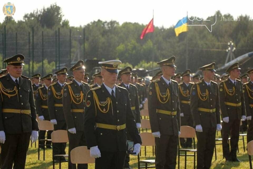 На Львівщині відбулась церемонія випуску майже 600 офіцерів Національної академії сухопутних військ, - ФОТО, фото-8