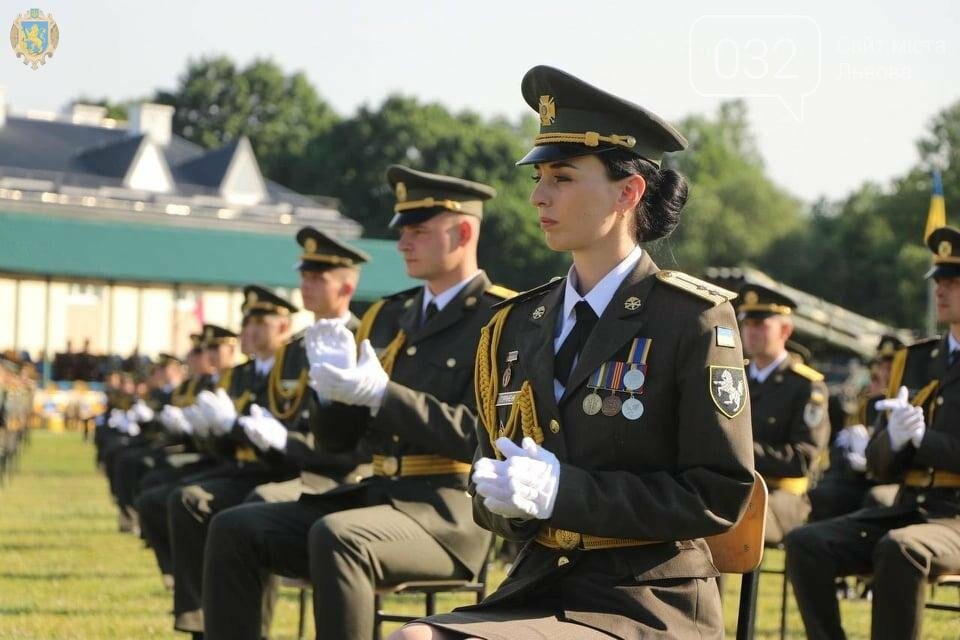 На Львівщині відбулась церемонія випуску майже 600 офіцерів Національної академії сухопутних військ, - ФОТО, фото-2, Фото: ЛОДА