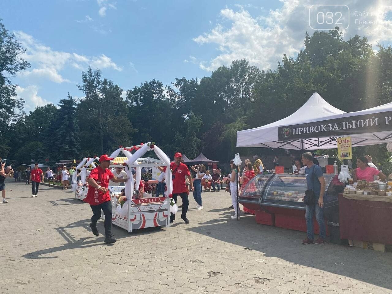 Фестиваль "Італійське весілля": перегони на ліжках у Львові, Фото: 032.ua