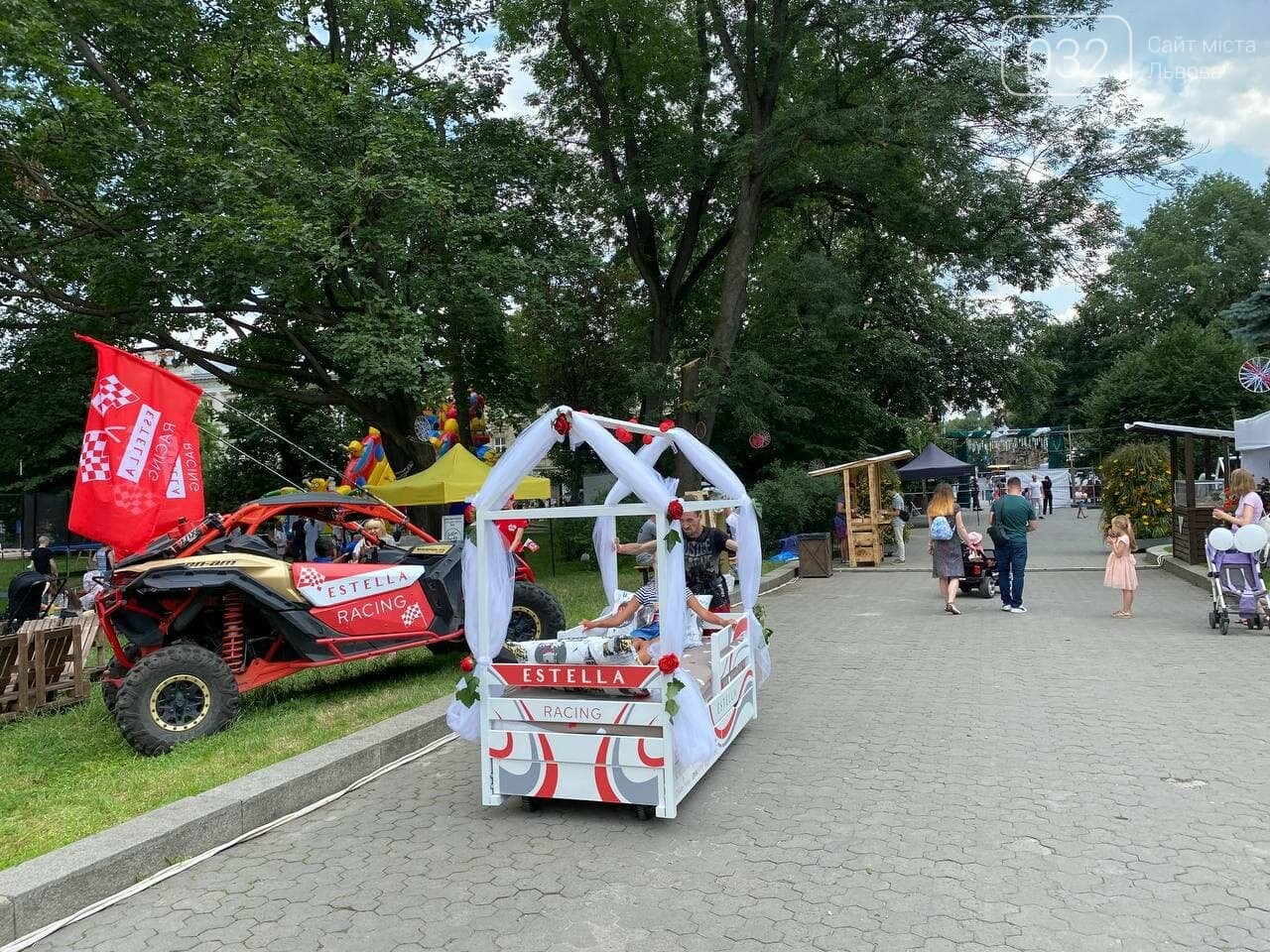 Фестиваль "Італійське весілля": перегони на ліжках у Львові, Фото: 032.ua