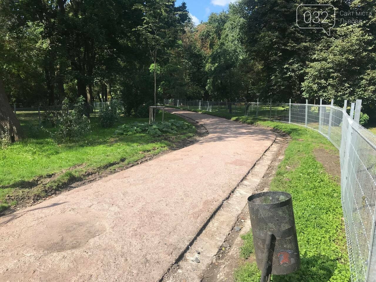 У парку Франка взялися за ремонт доріжки, яку розмили дощі, - ФОТО, фото-1