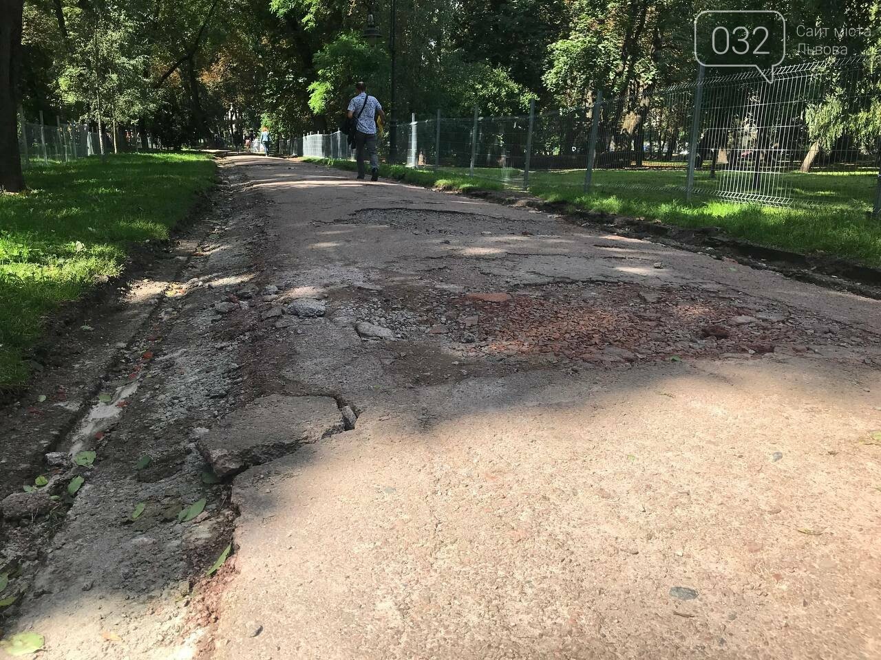 У парку Франка взялися за ремонт доріжки, яку розмили дощі, - ФОТО, фото-2