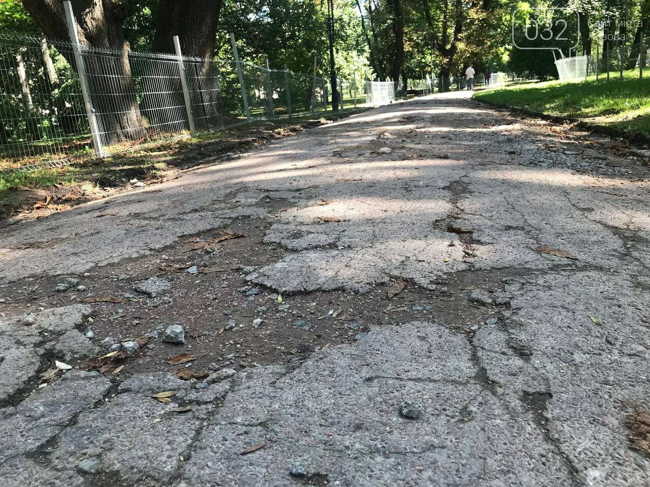У парку Франка взялися за ремонт доріжки, яку розмили дощі, - ФОТО, фото-7