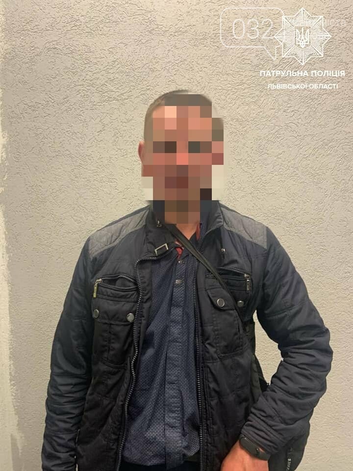 У Львові на автостанції патрульні затримали пʼяного чоловіка з пістолетом в руці, - ФОТО, фото-1, Фото: Патрульна поліція