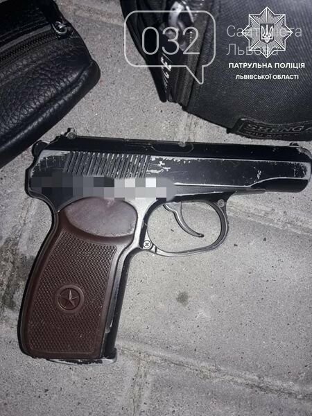 У Львові на автостанції патрульні затримали пʼяного чоловіка з пістолетом в руці, - ФОТО, фото-2, Фото: Патрульна поліція