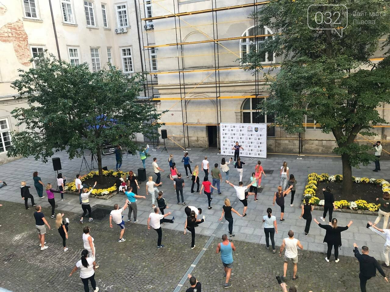 Працівники львівської мерії вийшли на колективну ранкову зарядку, - ФОТО, ВІДЕО, фото-1