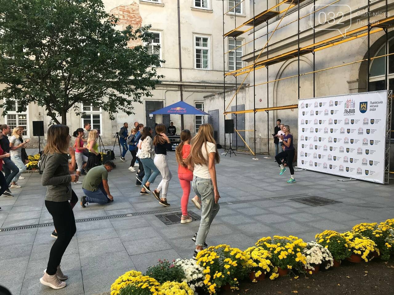 Працівники львівської мерії вийшли на колективну ранкову зарядку, - ФОТО, ВІДЕО, фото-3