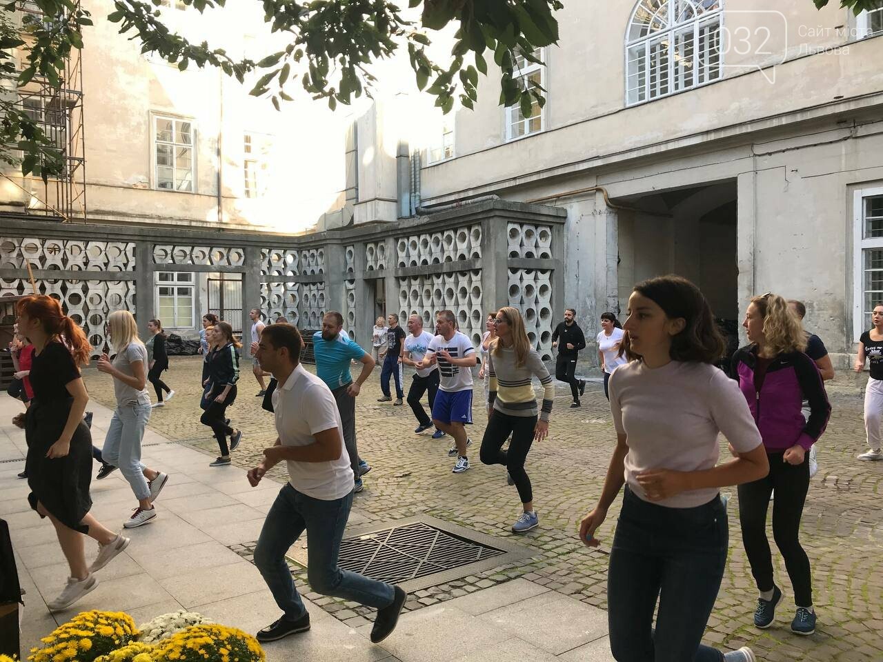 Працівники львівської мерії вийшли на колективну ранкову зарядку, - ФОТО, ВІДЕО, фото-4