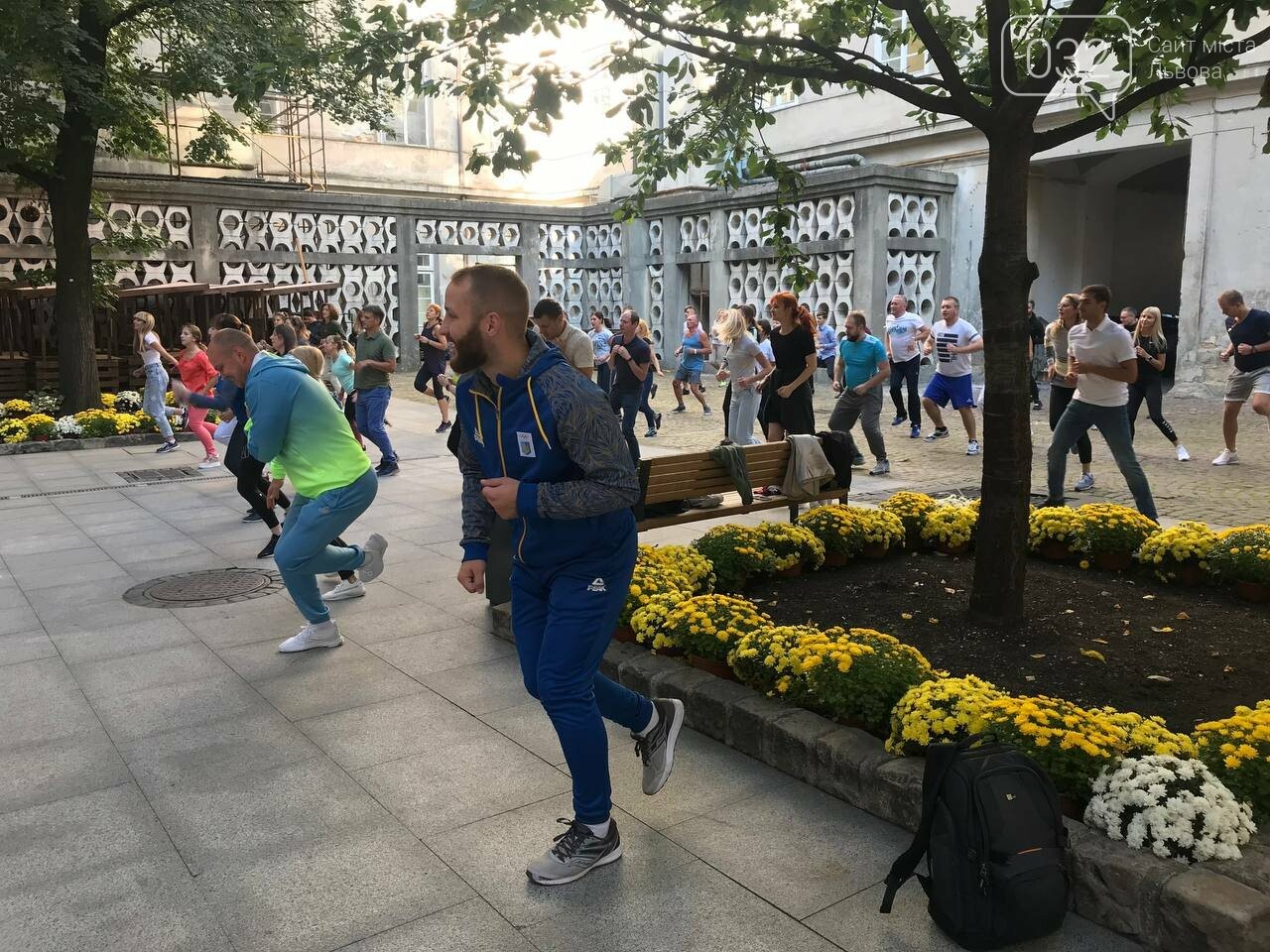 Працівники львівської мерії вийшли на колективну ранкову зарядку, - ФОТО, ВІДЕО, фото-5
