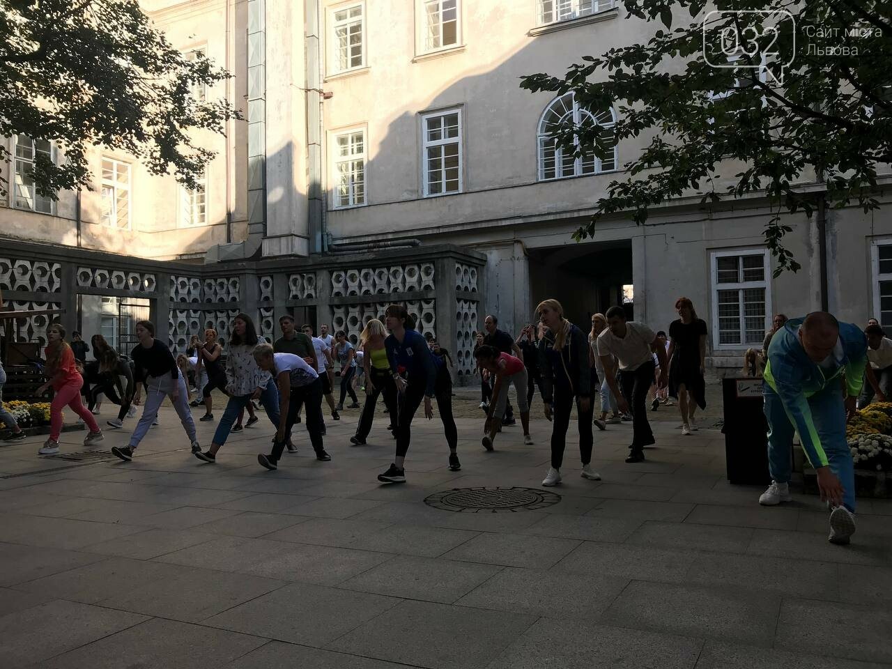 Працівники львівської мерії вийшли на колективну ранкову зарядку, - ФОТО, ВІДЕО, фото-6