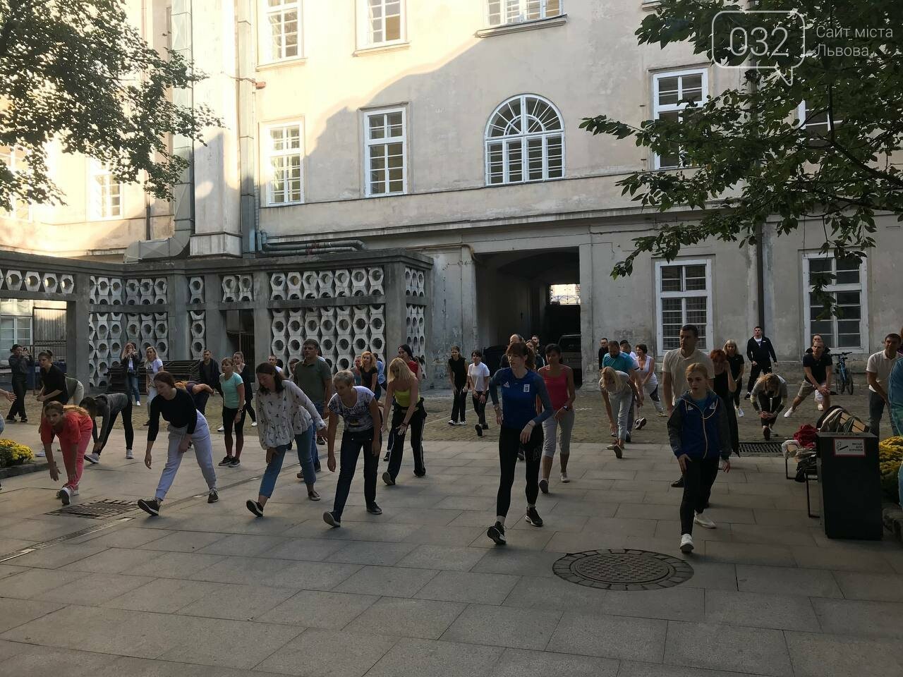 Працівники львівської мерії вийшли на колективну ранкову зарядку, - ФОТО, ВІДЕО, фото-9