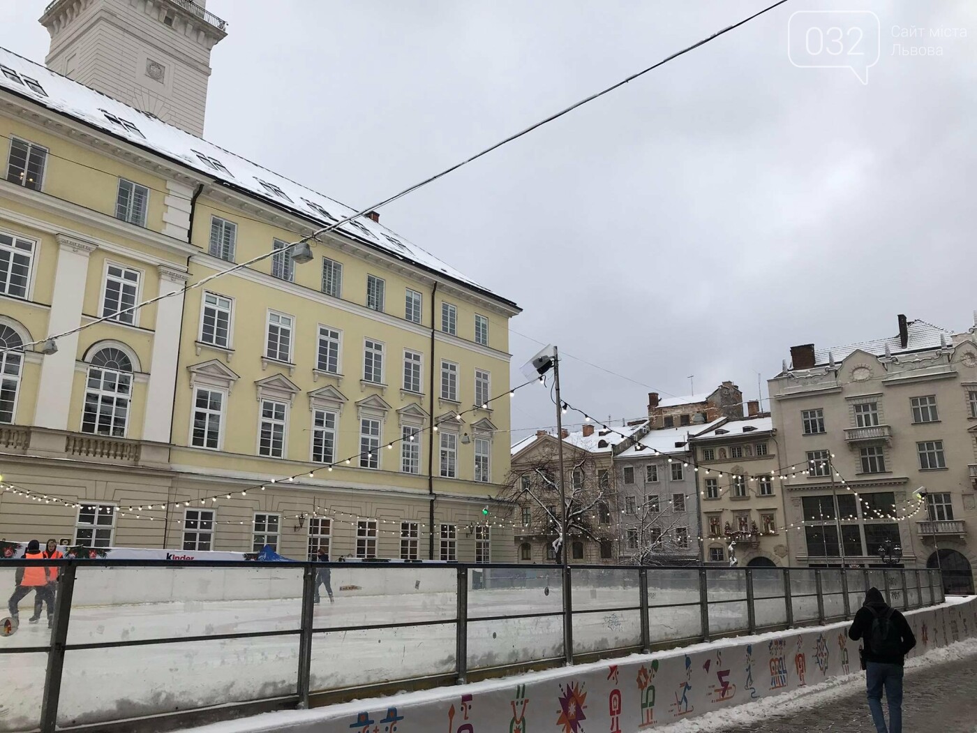 У центрі Львова встановили льодову ковзанку