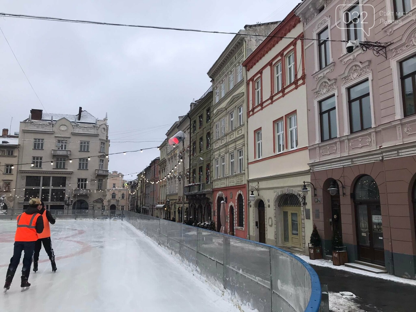 У центрі Львова встановили льодову ковзанку